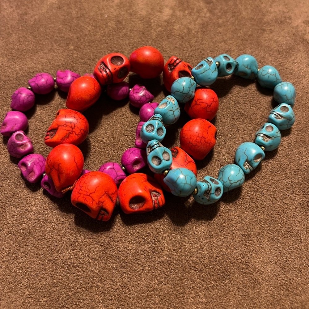 Three stone stretch skull bracelets